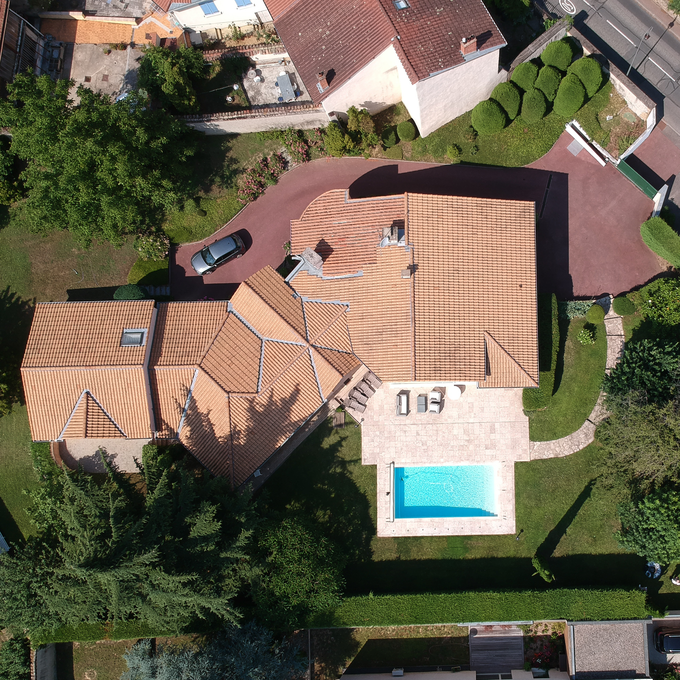 Vue aérienne d'une maison luxueuse prise au drone.