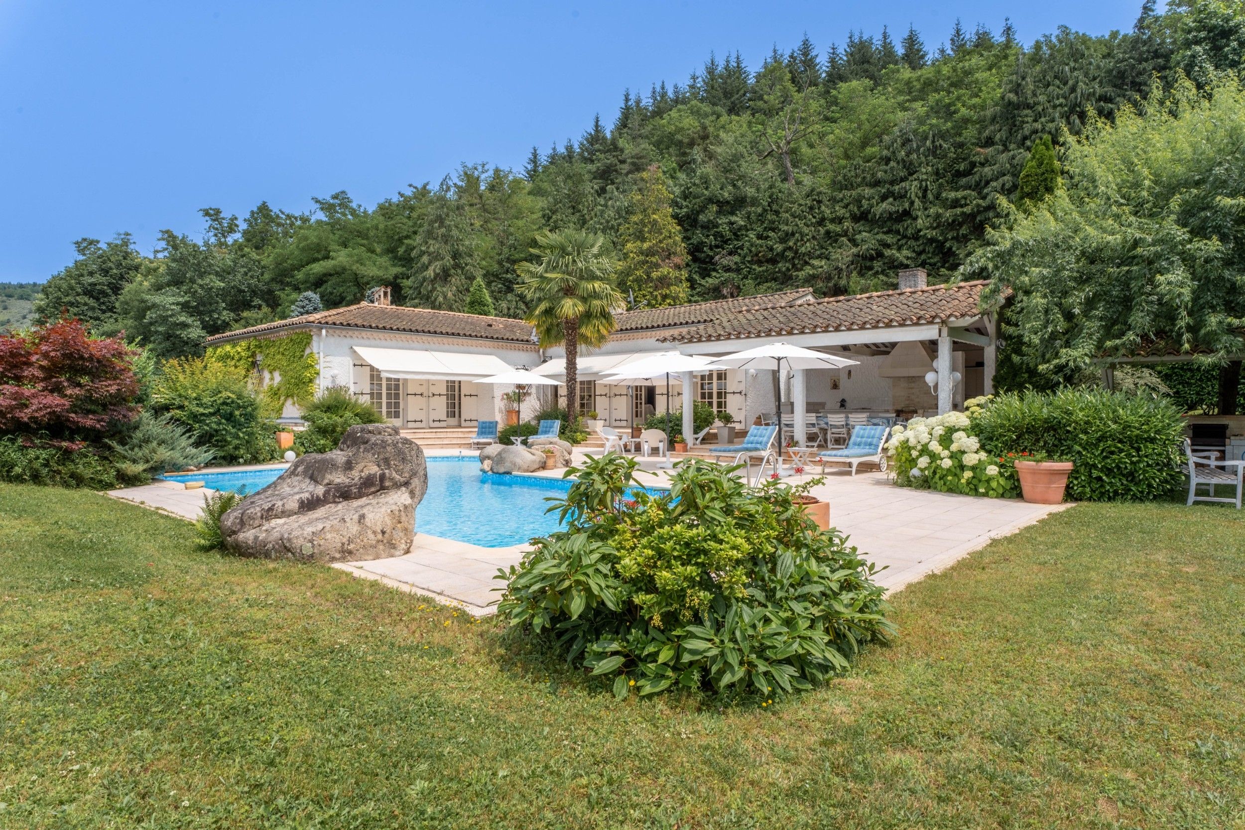 Maison avec piscine vue de l'extérieur en grand angle. Par glick à Thann