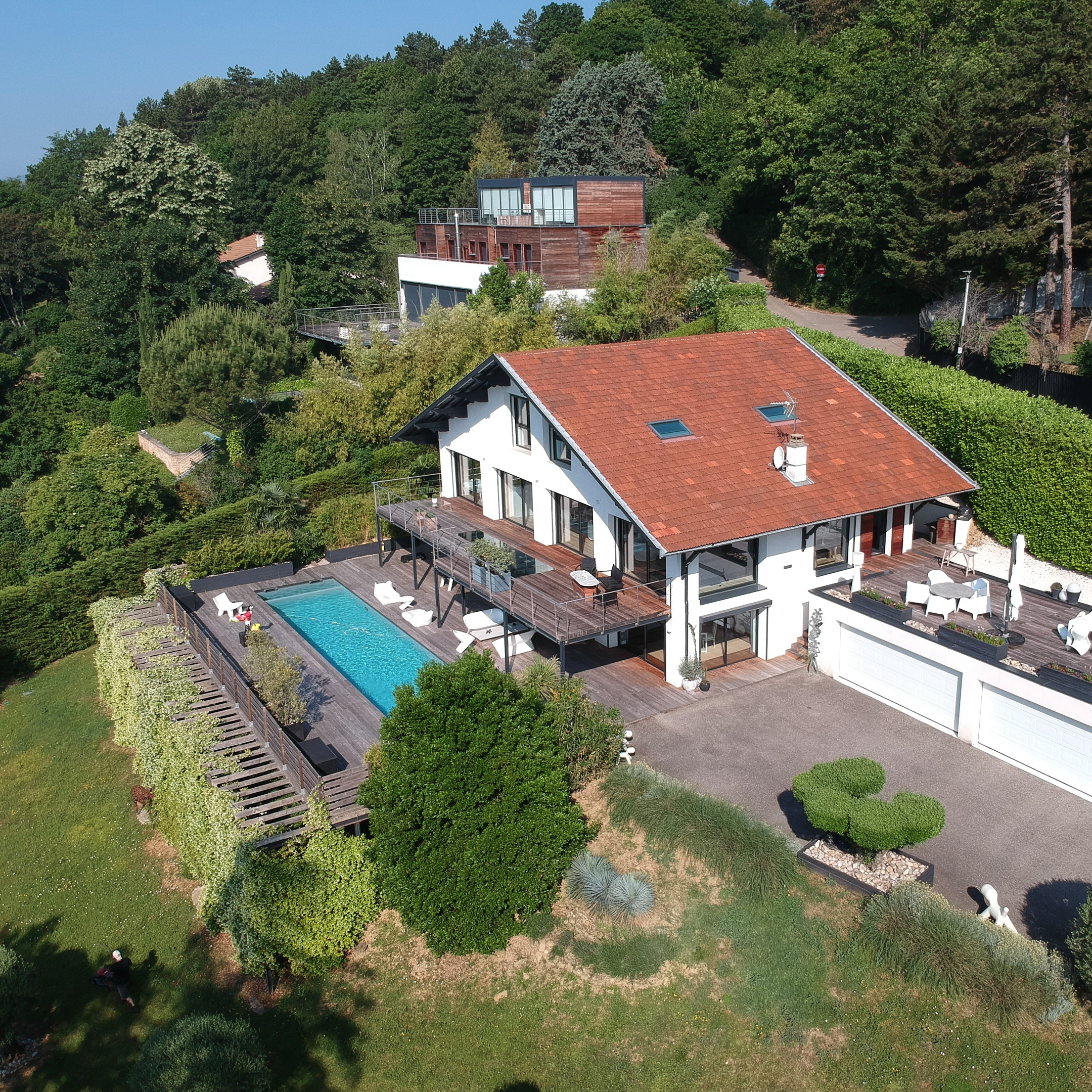 Vue aérienne d'une maison de prestige avec piscine, capturée par drone par l'agence de communication Glick, spécialisée en photographie immobilière Haut-Rhin