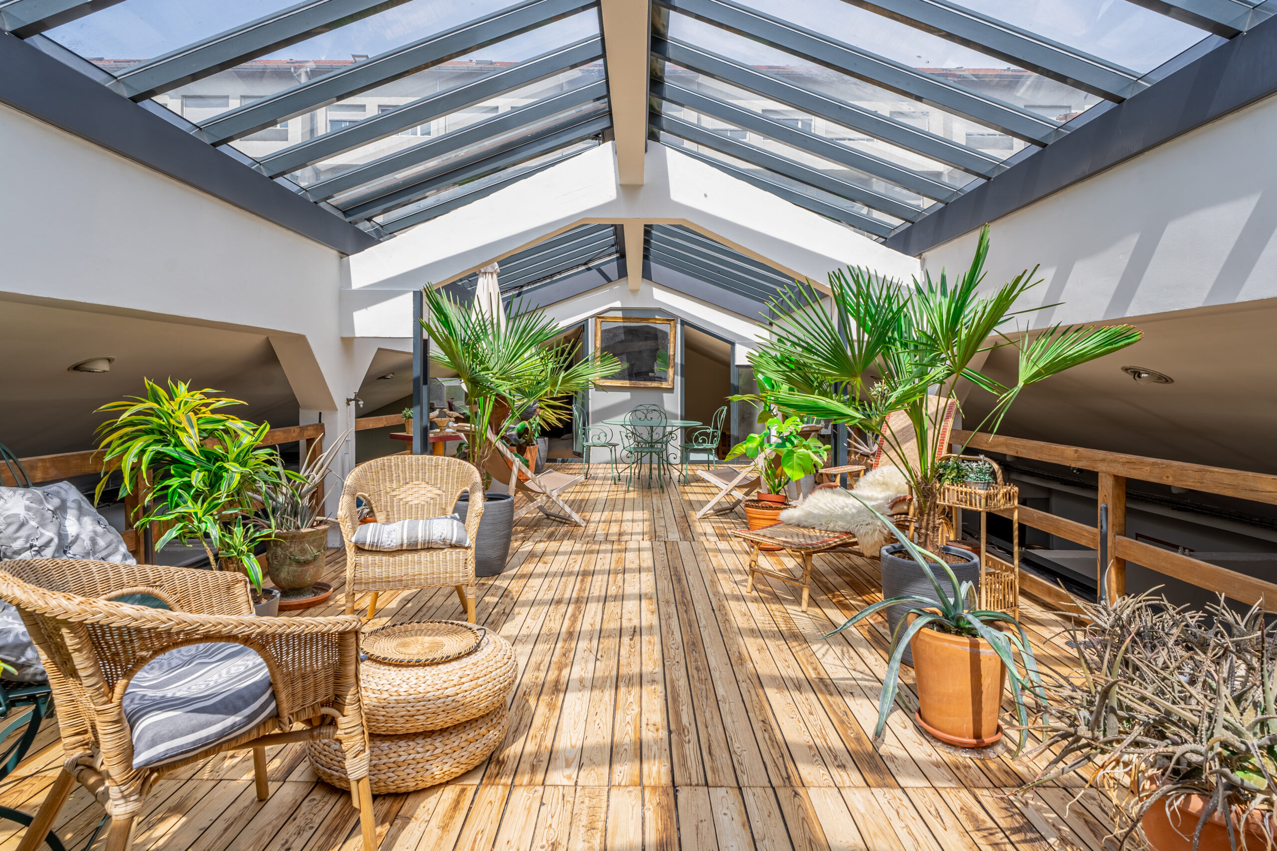 Loft avec verrière au plafond et abondance de plantes, photographié par l'agence de communication Glick, spécialisée en photographie immobilière Haut-Rhin