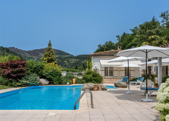 Maison avec piscine vue de face, photographiée par l'agence de communication Glick spécialisée en photographie immobilière Haut-Rhin