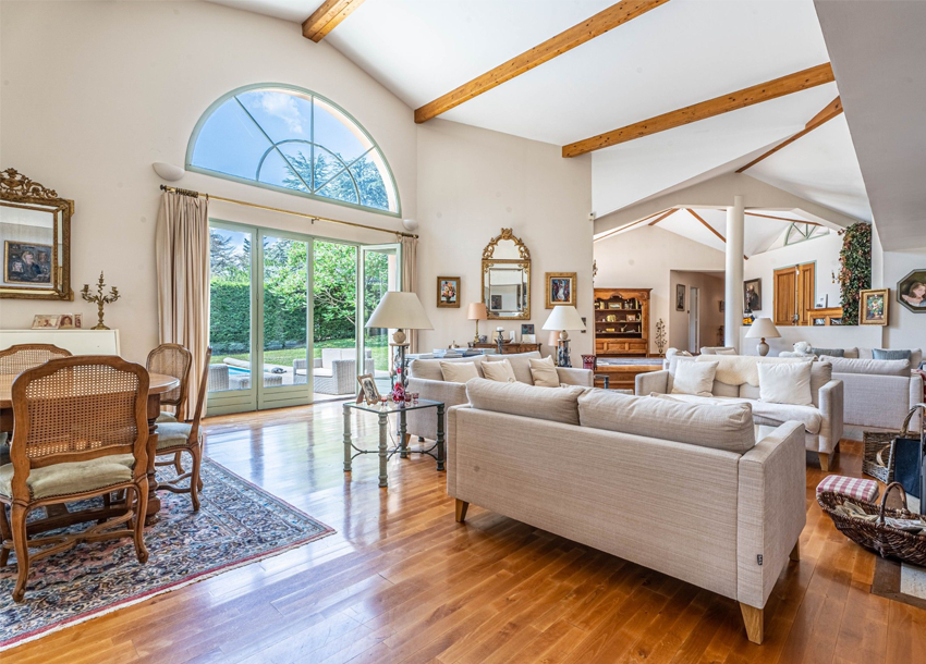 Intérieur d'une maison avec salon spacieux et grande baie vitrée, capturé en grand angle par l'agence de communication Glick, spécialisée en photographie immobilière dans le Haut-Rhin